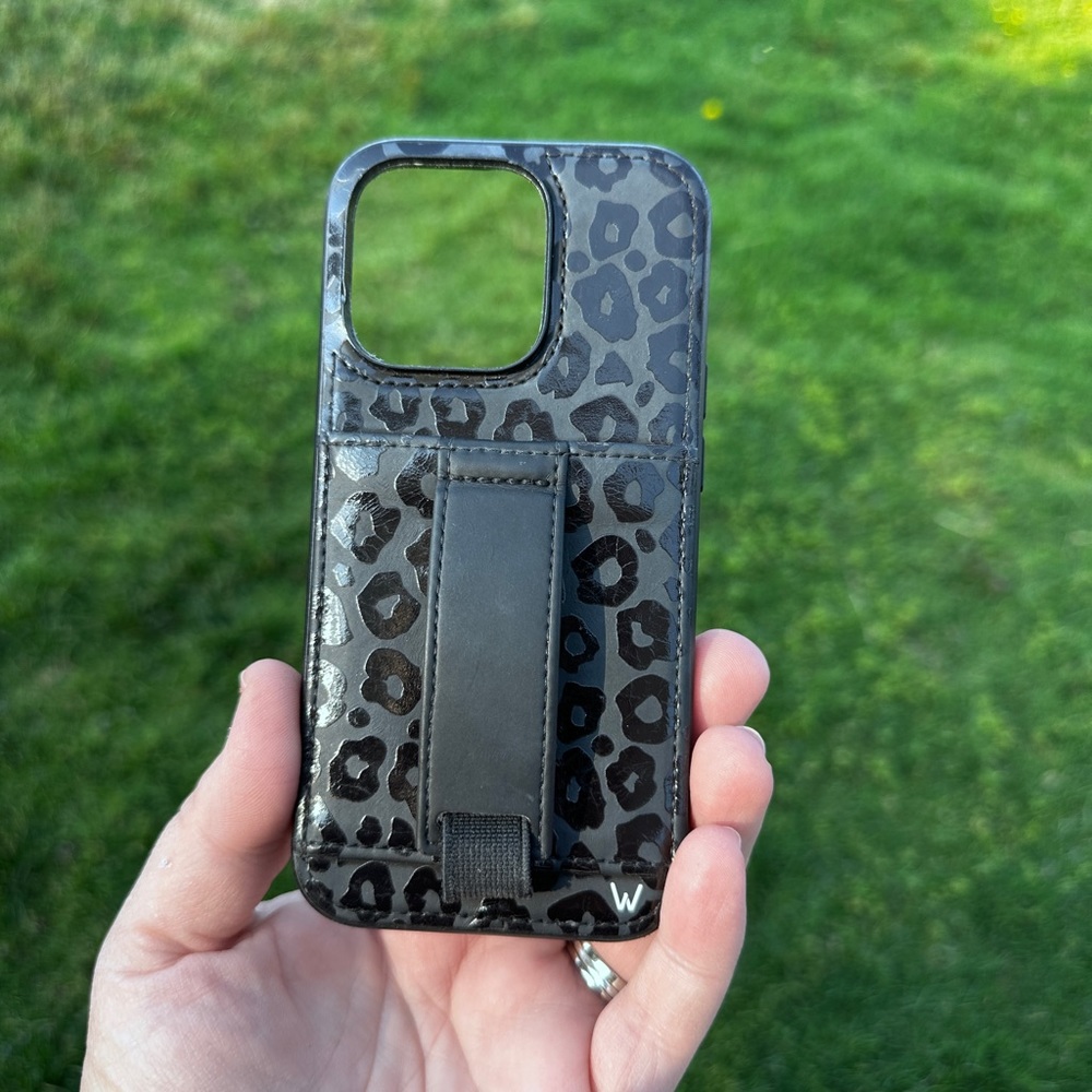 Walli iPhone 14 pro case in blk leopard - used